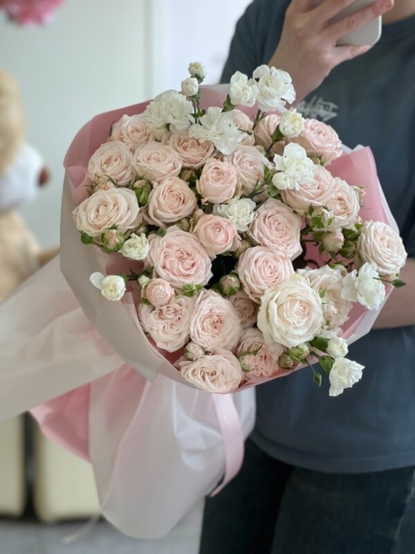 Buket iz kustovih roz i kustovih gvozdik, standart