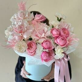 Композиция с пионовидными розами в шляпной коробке