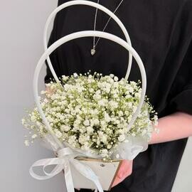 Kompozitciya v sumochke iz beloj gipsofili / buket na 1 sentyabrya
