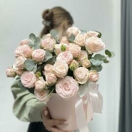 25 кустовых роз в коробке