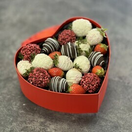 Клубника в шоколаде в форме сердца