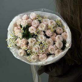 Buket kustovie rozi i romashka