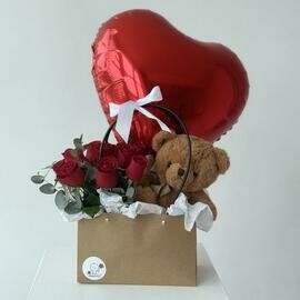 Букет с красными розами, мишкой и шаром сердце 