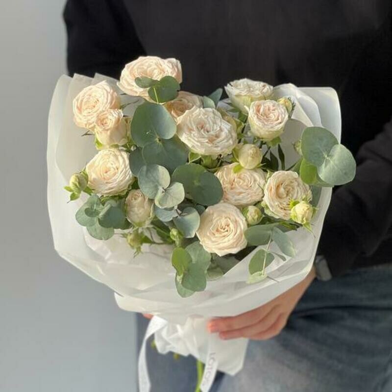 Buket iz kustovoj rozi  i evkalipta, kustovie rozi