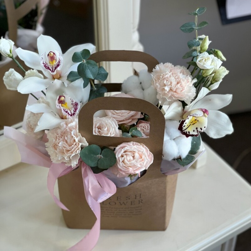 Сумочка с орхидеями и кустовыми розами, стандартный