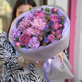 Buket iz malinovih kustovih roz i hrizantem