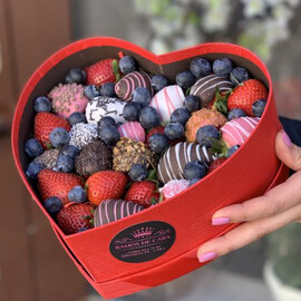 Klubnika v shokolade s golubikoj v serdtce