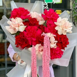 Авторский букет "Розовый вихрь" из крупных французских роз