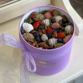 Бокс с клубникой в шоколаде с миндалем и голубикой