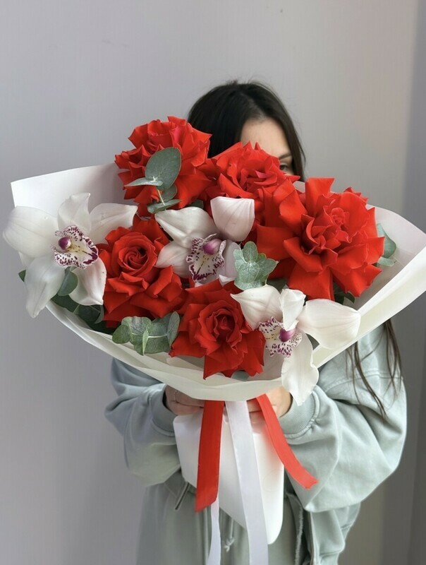 Buket krasnih frantcuzskih roz s orhideyami, standart