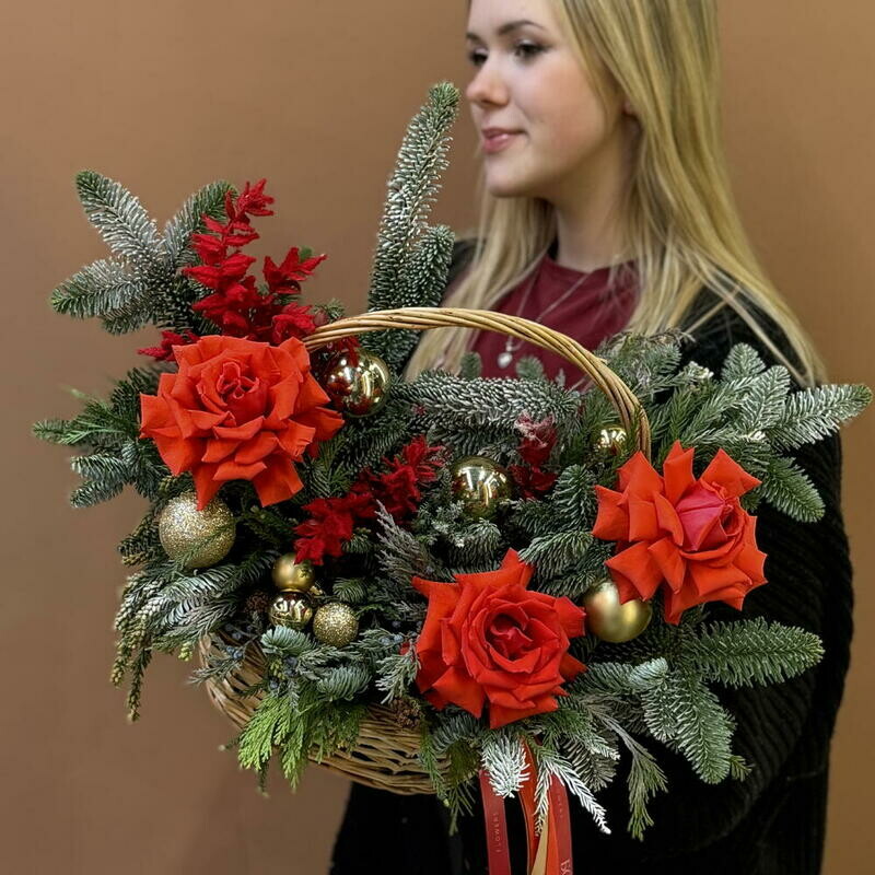 Новогодняя корзина с розами и натуральной пихтой, стандартный