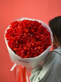 Букет красных французских роз в круглой упаковке 