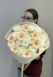 Букет с герберами и хризантемами