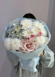 Buket s gortenziej, hrizantemoj i kustovoj rozoj