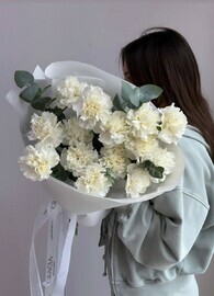 Buket s belimi diantusami