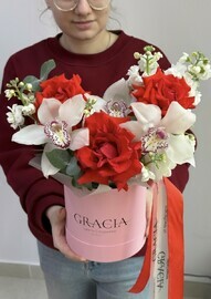 Kompozitciya s orhideyami i mattioloj