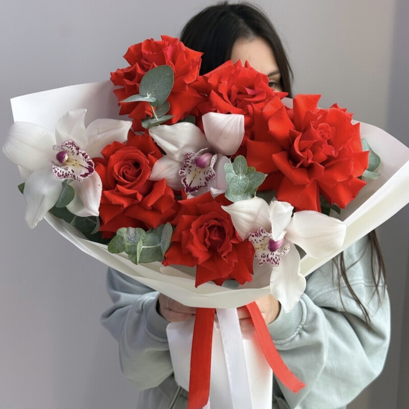 Букет красных французских роз с орхидеями, стандартный