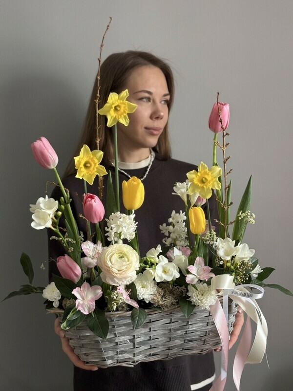 Kompozitciya vesennyaya v pletenom kashpo, standart