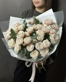 Buket iz pionovidnoj kustovoj rozi