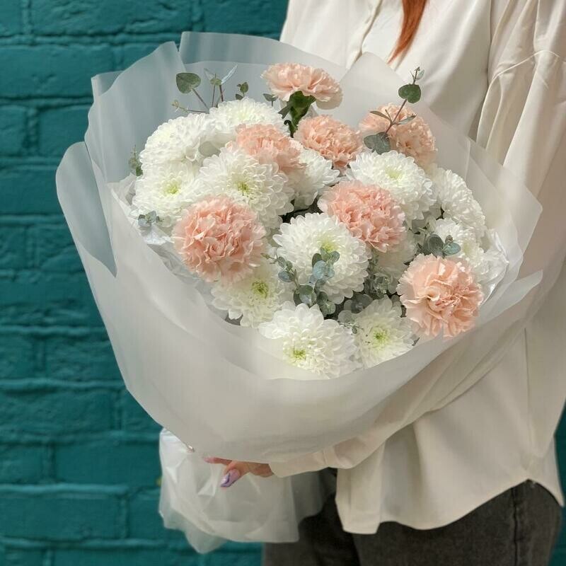 Buket iz hrizantemi i gvozdiki (diantusa), standart