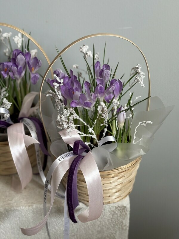 «Корзинка подснежников» (крокусы и заснеженные ветки), уменьшенный