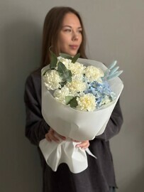 Nezhnij buket iz gortenzii, gvozdik i evkalipta