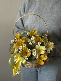 Композиция в корзине альстпомерия, кустовая ромашка, эвкалипт