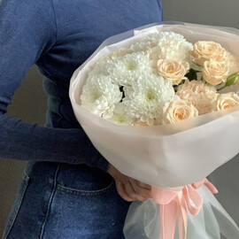 Buket « Moej zefirke» kremovie kustovie rozi, belie kustovie hrizantemi, gvozdiki (diantusi)
