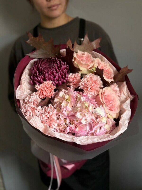 Sbornij buket iz gortenzij,roz,diantusov  i hrizantemi, standart