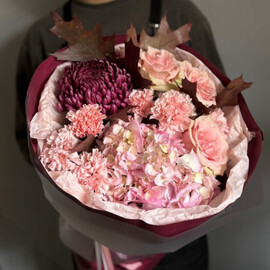Sbornij buket iz gortenzij,roz,diantusov  i hrizantemi