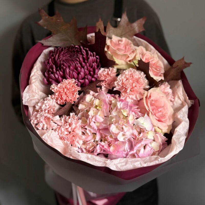 Сборный букет из гортензий,роз,диантусов  и хризантемы, стандартный