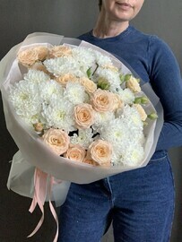 Buket " Ti nezhnaya", kustovie hrizantemi, kustovie rozi