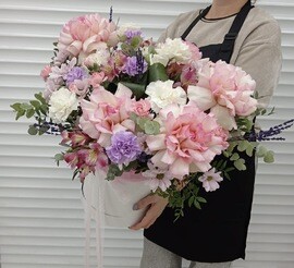 Kompozitciya iz Roz , Diantusov, Hrizantem