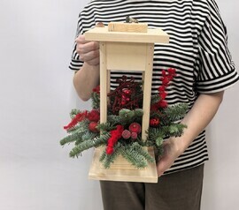 Новогодняя композиция в деревянном фонарике