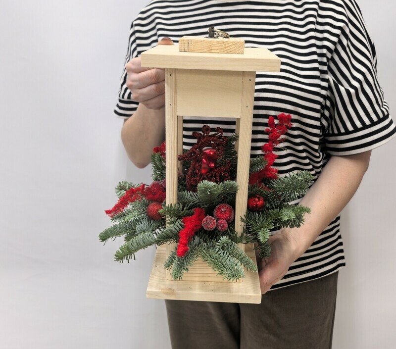 Novogodnyaya kompozitciya v derevyannom fonarike, standart