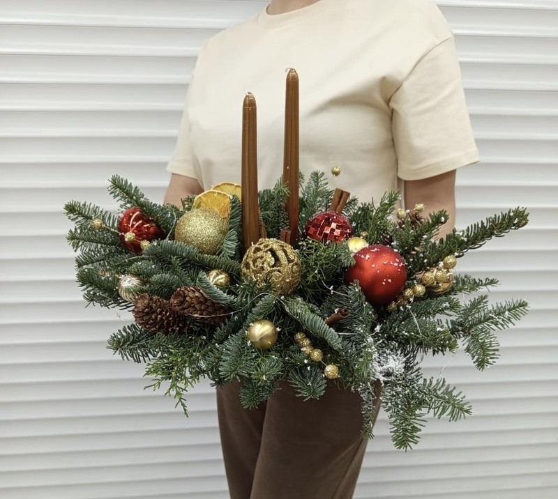 Novogodnyaya kompozitciya so svechami, standart