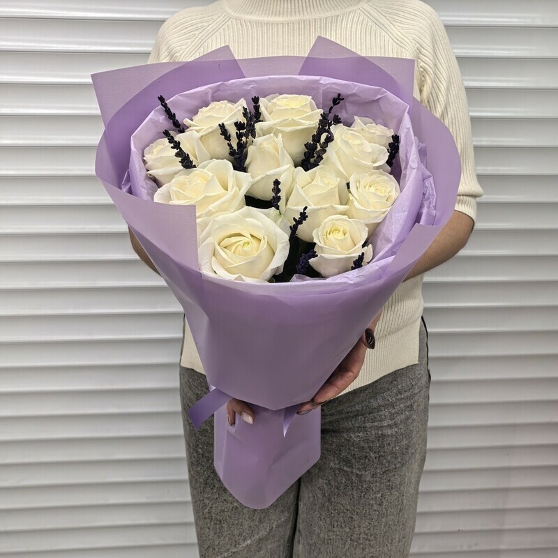Букет из белых роз с Лавандой, стандартный