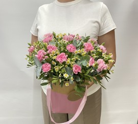 Kompozitciya iz kustovih Diantusov i Matrikarii