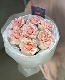 Нежные французские розовые розы в круглом оформлении