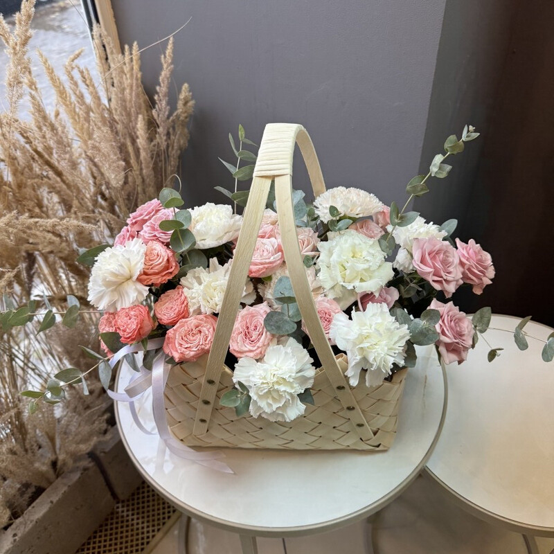 Стильная корзинка с нежными цветам , стандартный