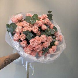 Kustovie pionovidnie rozi i evkalipt