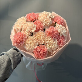 Buket i nezhno rozovih i bezhevih diantusov