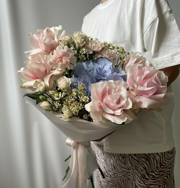 Букет из голубой гортензии и роз, стандартный