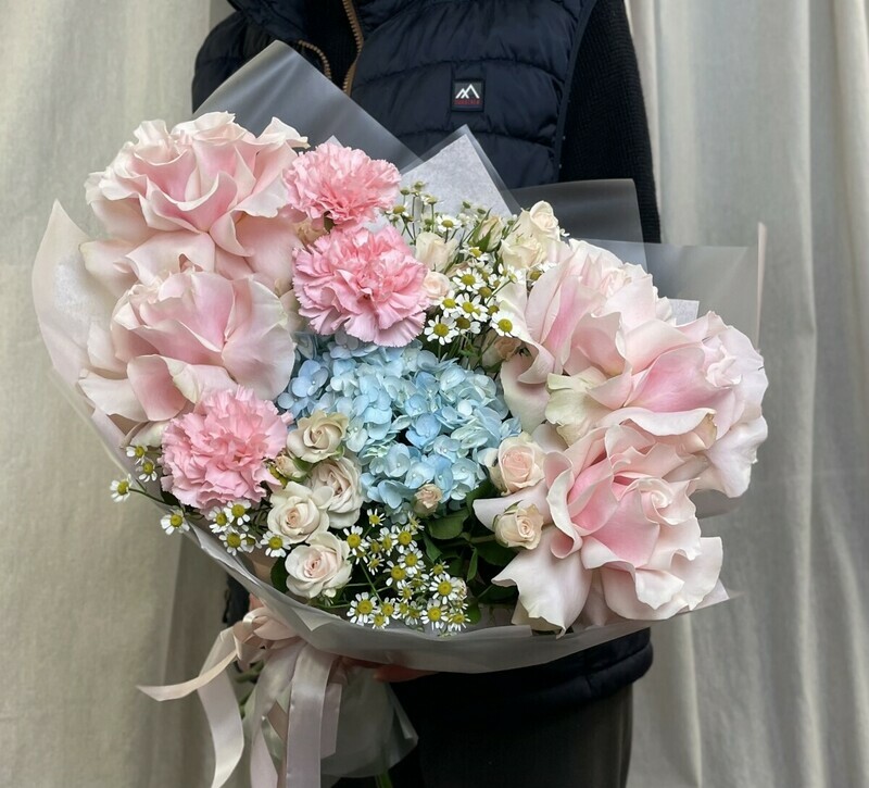 Buket iz goluboj gortenzii i rozovihroz, standart