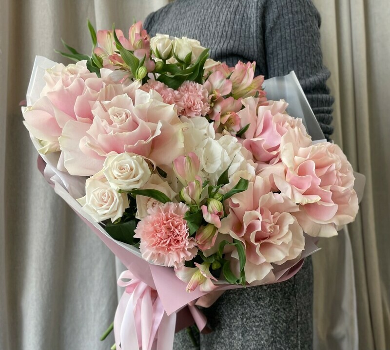 Pishnij buket iz beloj gortenzii i roz, standart