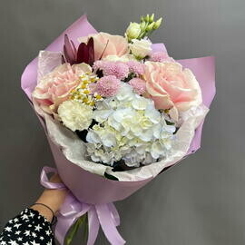 Букет с гортензией и французкими розами