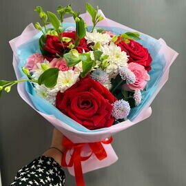 Букет яркий с красными розами