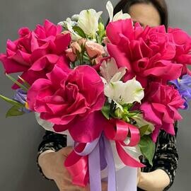 Коробка с малиновыми розами