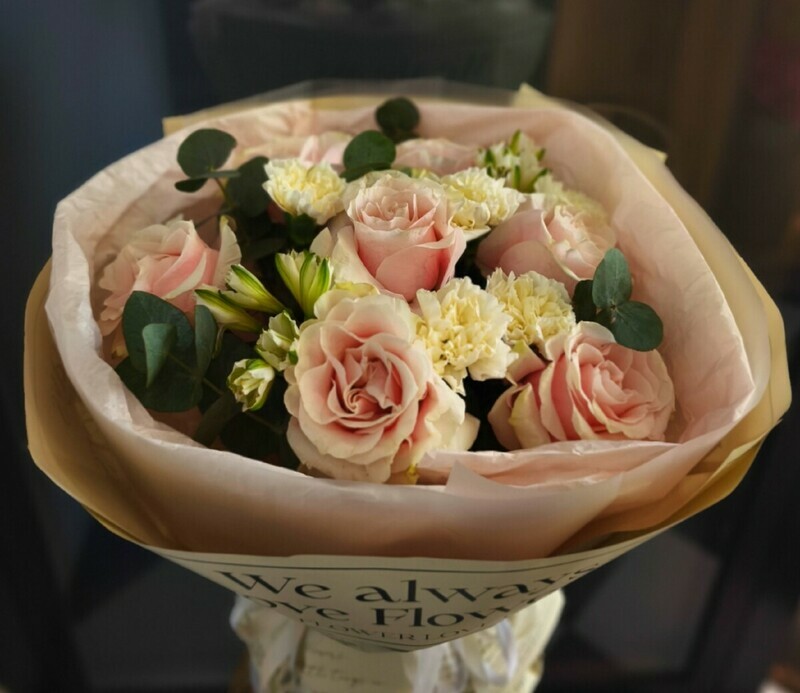 Круглый с розами и диантусами, стандартный