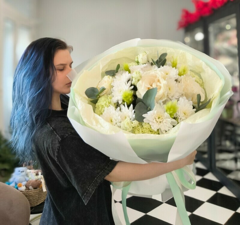 Круглый букет из хризантемы, роз и диантусов, премиум